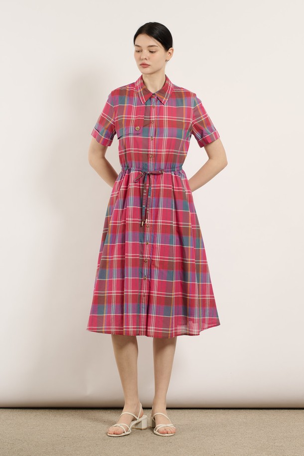 여성스러운 무드를 연출하는 [25SU] 스트링 체크 반소매 원피스는 핑크 컬러와 체크 패턴이 돋보이는 아이템입니다. 부드러운 면 소재로 제작되었으며, 허리 스트링 디테일과 여유로운 핏으로 편안하게 착용할 수 있습니다. 안감은 면 100%로 제작되었고, 버튼업 디자인으로 스타일리시한 데일리룩을 완성해보세요.
