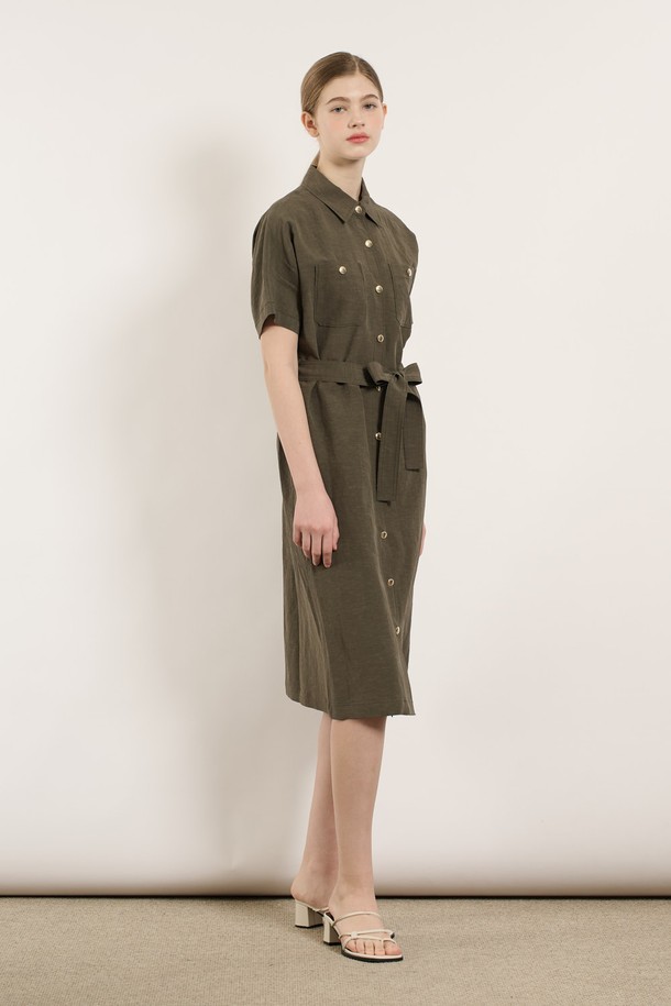 [25SU] 투포켓 린넨 벨티드 원피스는 여름 시즌에 어울리는 카키 색상의 H라인 벨티드 원피스입니다. 마, 레이온, 폴리에스터 혼방 소재로 제작되어 부드러운 촉감을 느낄 수 있으며, 슬림핏 디자인으로 여성스러운 실루엣을 연출합니다. 셔츠칼라와 반소매, 더블 포켓 디테일, 벨트 세트 구성으로 일상복은 물론 포멀한 스타일에도 활용하기 좋습니다.
