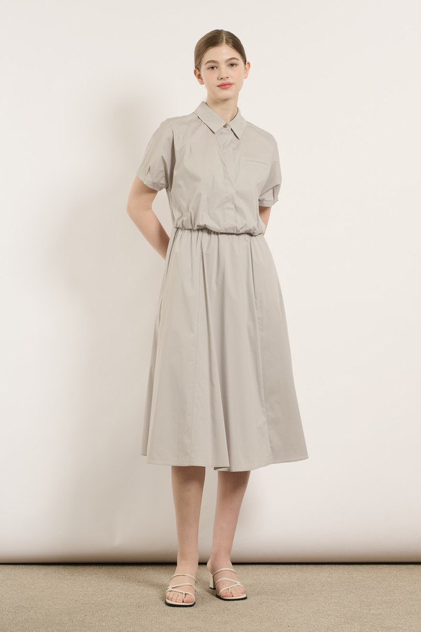 [25SU] 셔링 웨이스트 원피스는 라이트 그레이 색상의 여성용 A라인 플레어 원피스입니다. 부드러운 면, 나일론, 폴리우레탄, 폴리에스터 혼방 소재로 제작되었으며, 얇은 두께로 여름철에 시원하게 착용 가능합니다. 셔링 디테일과 웨이스트 라인 강조로 우아하고 여성스러운 실루엣을 연출하며, 라운드넥 디자인과 반소매, 안감으로 일상에서 편안하게 입을 수 있는 루즈핏 원피스입니다.
