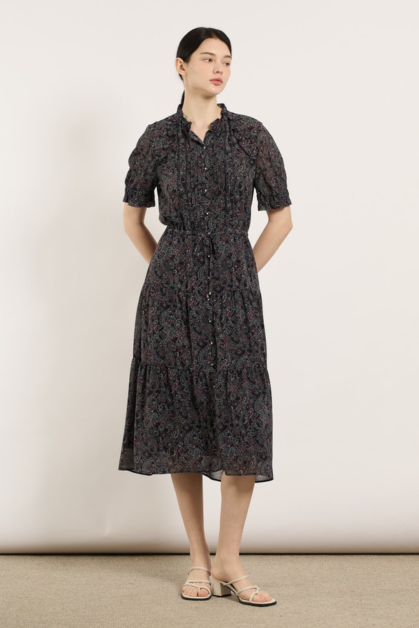 여성스러운 매력을 더하는 [25SU] 에스닉 프릴 캉캉 원피스입니다. 다크 네이비 컬러의 플라워 패턴이 돋보이며, 얇은 두께감으로 여름철 시원하게 착용하기 좋습니다. 라운드넥에 루즈핏, 반소매 디자인으로 편안함과 에스닉한 무드를 동시에 연출하며, 캉캉 치마 타입과 프릴 디테일이 사랑스러운 분위기를 더합니다.
