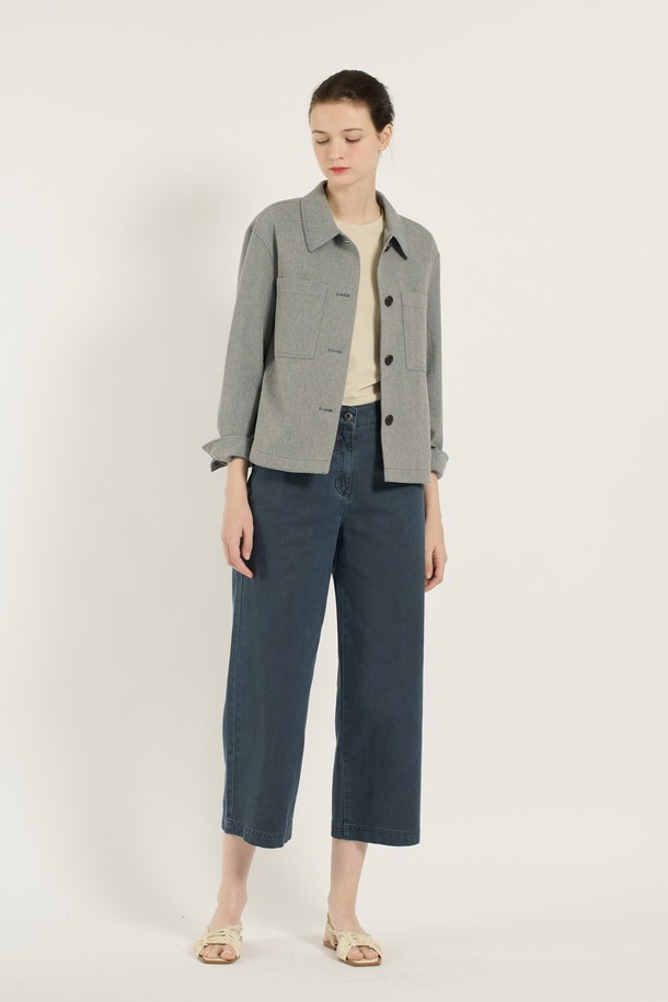 [25SU] 린넨 싱글 셔츠형 자켓은 넉넉한 포켓 디테일과 자연스러운 실루엣이 돋보이는 여성용 아우터입니다. 다크 블루 색상의 루즈핏 셔츠자켓으로, 면과 린넨 혼방 소재를 사용하여 얇고 시원한 착용감을 제공하며 여름철 데일리 및 실내 활동에 적합합니다. 무지 패턴의 긴소매 디자인으로 다양한 스타일링이 가능합니다.
