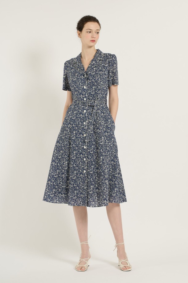 [25SU] A라인 원피스는 여성스러운 실루엣을 연출하는 A라인 디자인의 네이비 및 그린 컬러 원피스입니다. 면과 폴리에스터 혼방 소재에 플라워 패턴이 더해져 우아하고 클래식한 분위기를 자아내며, V넥 라인과 허리 라인 강조 디자인으로 세련된 핏을 선사합니다. 반소매 기장과 안감, 단추 디테일, 소매 끝 섬세한 마감 처리로 여름철 일상에서 편안하고 스타일리시하게 착용할 수 있습니다.
