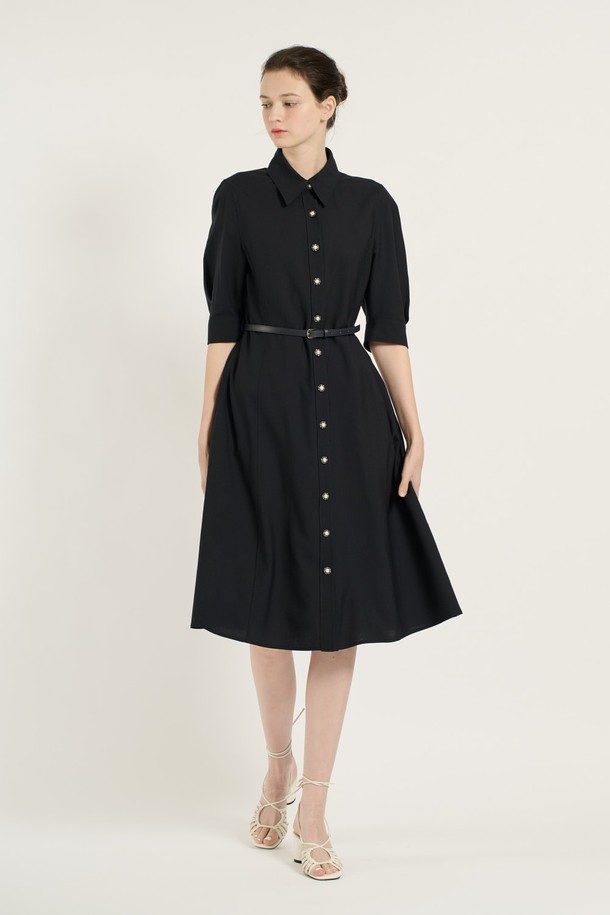 [25SU] 벨티드 울 원피스는 모 100% 소재로 제작되어 부드러운 촉감과 뛰어난 보온성을 자랑합니다. 클래식한 디자인과 우아한 A라인 실루엣이 돋보이며, 허리 벨트와 전면 버튼 디테일로 여성스러운 매력을 더했습니다. 네이비와 베이지 두 가지 컬러로 출시되어 데일리룩부터 특별한 날까지 폭넓게 활용할 수 있는 사계절 원피스입니다.
