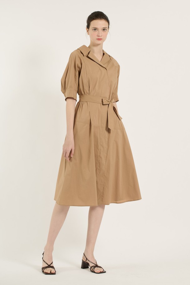 [25SU] 허리 스모킹 원피스 - M BEIGE B5B4I68172는 여성 고객을 위한 여름 원피스입니다. 부드러운 촉감의 면, 나일론, 폴리우레탄 혼방 소재로 제작되었으며, 허리 스모킹 디테일과 A라인 스커트가 클래식하고 우아한 분위기를 자아냅니다. 중간 소매 기장으로 팔 라인이 가늘고 길어 보이는 효과를 주며, 데이트룩, 카페룩, 모임룩 등 다양한 TPO에 어울립니다. 미니멀하고 로맨틱한 스타일을 연출하기 좋으며, 다양한 스타일의 구두와 매치하여 개성 있는 스타일을 완성할 수 있습니다.
