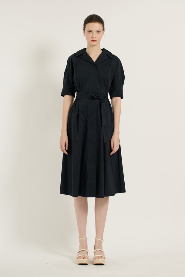 세련된 스타일을 연출하는 [25SU] 허리 스모킹 원피스 - 네이비입니다. 부드러운 면, 나일론, 폴리우레탄 혼방 소재로 제작되어 편안한 착용감을 선사합니다. 허리 스모킹 디테일과 허리 끈이 더해져 우아하고 여성스러운 실루엣을 강조하며, A라인 플레어 스커트가 자유로운 움직임을 돕습니다. 무릎 아래 기장의 슬림핏 브이넥 디자인으로 데이트룩, 카페룩, 모임룩 등 다양한 TPO에 활용 가능하며, 클래식, 미니멀, 로맨틱 스타일을 즐겨 입는 여성분들께 추천합니다. 얇은 두께감의 반소매 디자인으로 여름철 시원하게 착용할 수 있습니다.
