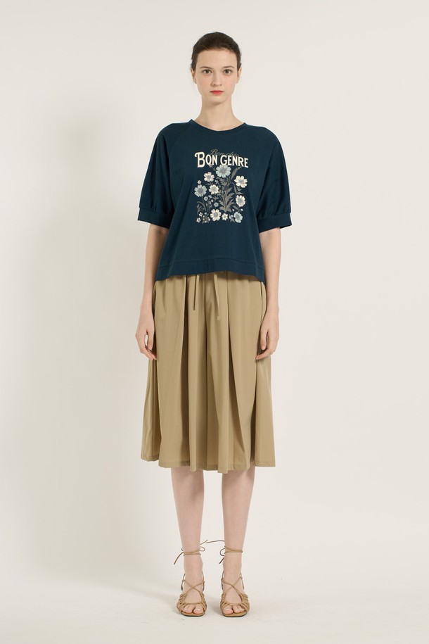 [25SU] BCBG 썸머 플라워 티셔츠는 페트롤, 아이보리, 크림 화이트 색상으로 제공되는 여성용 반소매 티셔츠입니다. 면 소재의 루즈핏 티셔츠로, 라운드넥 디자인에 플리츠 소매 디테일과 입체적인 플라워 패턴이 특징입니다. 얇고 부드러운 촉감으로 여름철 일상복으로 편안하게 착용할 수 있으며, 자연스러운 드레이프와 활동성이 좋은 실루엣을 선사합니다.
