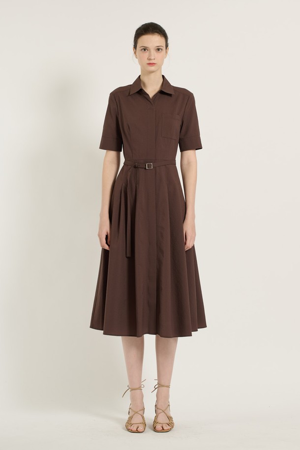 [25SU] 엠보 벨티드 원피스 - BROWN B5B4O62174는 엠보 패턴이 돋보이는 폴리에스터 소재의 브라운 컬러 벨티드 원피스입니다. 허리 벨트와 플레어 스커트 라인이 특징이며, 카라넥 디자인에 반소매 기장으로 여름철 일상복으로 착용하기 좋습니다. 클래식하면서도 엘레강스한 무드를 연출하며, 주머니가 있어 실용성을 더했습니다.
