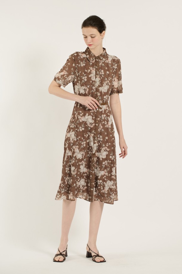 [25SU] 플라워 프린트 체크 원피스는 플라워와 체크 패턴이 조화롭게 어우러진 여성용 A라인 플레어 원피스입니다. 얇고 부드러운 폴리에스터 소재로 제작되어 여름철에도 시원하게 착용할 수 있으며, 슬림핏 디자인과 셔츠칼라, 허리 벨트 디테일이 우아하고 엘레강스한 무드를 연출합니다. 브라운 색상으로 제공되며, 안감이 있어 비침 걱정 없이 일상에서 편안하게 입을 수 있습니다.
