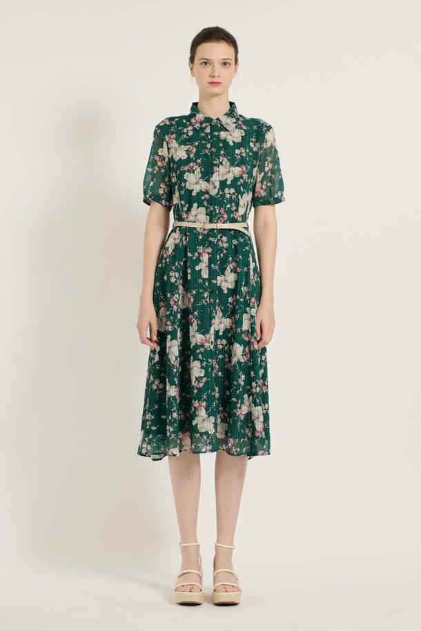 [25SU] 플라워 프린트 체크 원피스는 그린 색상의 플라워, 체크 패턴이 돋보이는 여성용 플레어 원피스입니다. 폴리에스터 소재로 제작되어 가볍고 얇으며, 슬림핏과 반소매 디자인으로 우아하고 클래식한 무드를 연출합니다. 벨트와 안감이 포함되어 있으며, 일상생활에서 편안하게 착용하기 좋은 여름 시즌 아이템입니다.
