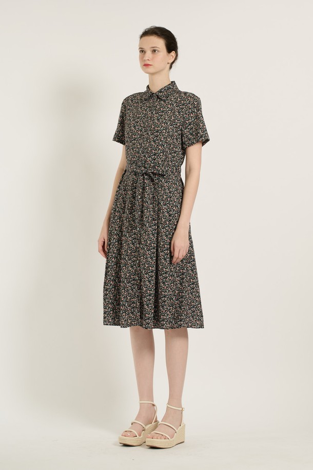 [25SU] 플라워 프린트 원피스는 여성스러운 A라인 핏과 미디 기장으로 우아한 무드를 연출하며, 허리 리본과 버튼 디테일이 포인트입니다. 부드러운 폴리에스터 및 면 혼방 소재에 플라워 패턴이 더해져 일상뿐 아니라 특별한 날에도 돋보이는 스타일을 완성할 수 있습니다. 안감이 있으며, 허리 끈 디테일로 다양한 체형에 잘 어울리는 블랙 색상의 반소매 플라워 프린트 원피스입니다.
