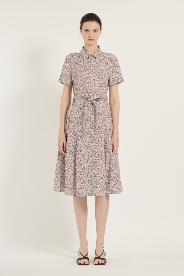 [25SU] 플라워 프린트 원피스는 아이보리 색상의 여성용 플라워 프린트 원피스로, 폴리에스터와 면 소재로 제작되어 부드러운 촉감을 자랑합니다. 로맨틱하고 우아한 무드를 연출하며, 허리 벨트와 버튼 디테일, 안감이 있어 세련된 데일리룩을 완성할 수 있습니다. 칼라 디자인에 반소매로 제작되었으며, 여름에 어울리는 플라워 패턴과 여성스러운 핏이 특징입니다.
