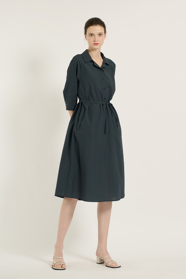 [25SU] 반오픈카라 원피스는 피콕 블루 색상으로, 우아하고 페미닌한 무드를 연출합니다. 부드러운 면, 나일론, 폴리우레탄 혼방 소재로 제작되었으며, 7부 소매와 A라인 핏이 돋보입니다. 허리 벨트가 포함되어 여성스러운 실루엣을 강조하며, 오피스룩, 피크닉, 데일리룩으로 활용하기 좋습니다.
