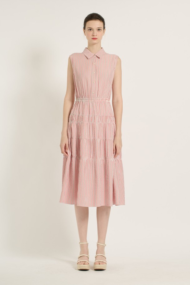 [25SU] 스트라이프 티어드 원피스는 레드 색상의 민소매 원피스로, 스트라이프 패턴과 티어드 치마 디자인이 특징입니다. 얇고 가벼운 레이온, 폴리에스터, 폴리우레탄 혼방 소재로 제작되어 여름철에도 시원하게 착용 가능하며, 허리 밴딩 디테일과 슬림핏으로 여성스러운 실루엣을 연출합니다. 우아하면서도 캐주얼한 스타일을 연출할 수 있는 아이템으로, 안감이 있어 비침 걱정 없이 일상에서 편안하게 입을 수 있습니다.
