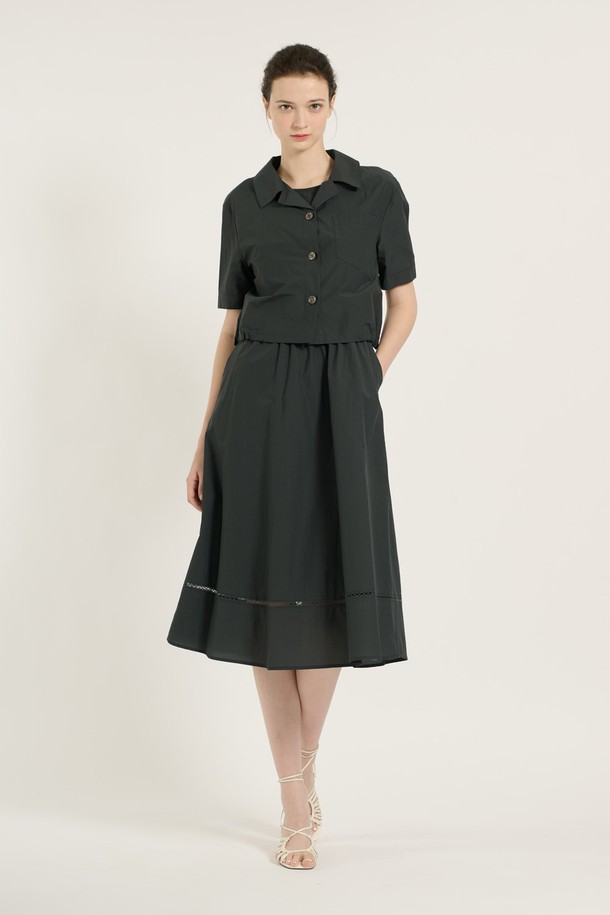 [25SU] 레이어드 원피스는 다크 그린 색상의 세련되고 여성스러운 무드를 연출하며, 봄, 여름 시즌에 일상 및 포멀한 자리에 모두 잘 어울립니다. A라인으로 떨어지는 얇고 부드러운 소재의 레이어드 디자인이 특징이며, 허리 주름, 소매, 밑단 디자인 포인트가 돋보입니다. 나일론, 면, 폴리우레탄, 폴리에스터 혼방 소재로 제작되었고, 안감이 있으며 레귤러핏의 라운드넥 반소매 원피스입니다.
