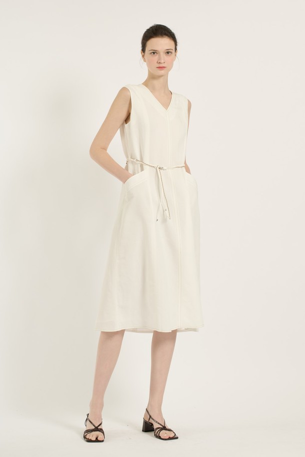 [25SU] 브이넥 민소매 원피스는 화이트 색상의 세련되고 여성스러운 무드를 연출하는 아이템입니다. 가벼운 마, 레이온, 폴리에스터 혼방 소재로 제작되어 얇고 촉감이 좋으며, 브이넥 디자인과 허리 라인 끈 디테일로 포인트를 더했습니다. 깔끔하게 떨어지는 레귤러 핏 라인으로 데일리룩은 물론, 모든 계절에 활용 가능한 활용도 높은 민소매 원피스입니다.
