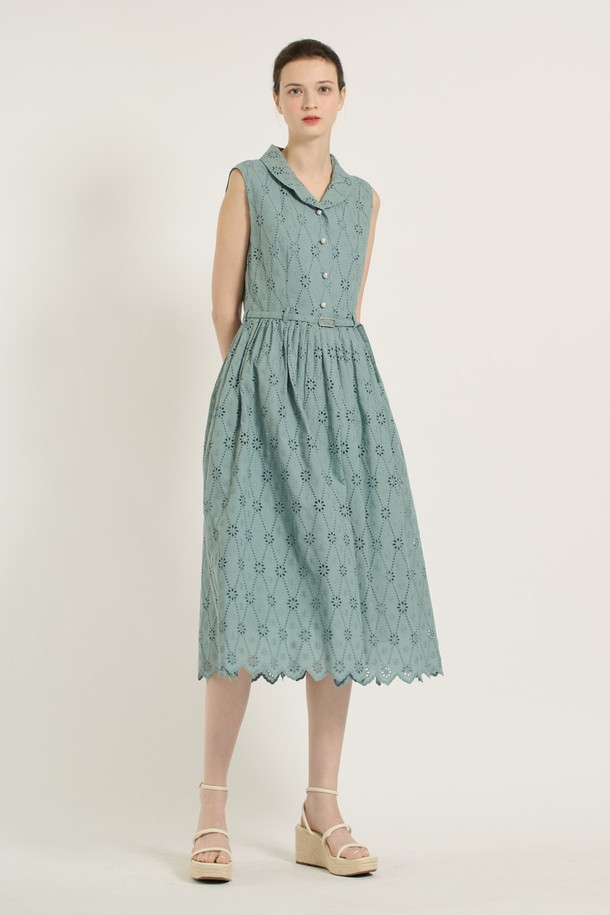 [25SU] 숄카라 턱 디테일 원피스는 우아하고 여성스러운 무드를 선사하는 미디 기장의 플레어 원피스입니다. 부드러운 면 소재와 잔잔한 패턴이 돋보이며, 숄카라 네크라인과 턱 디테일이 포인트를 더합니다. 군더더기 없이 플린한 라인과 움직임에 따라 자연스럽게 흐르는 실루엣이 매력적이며, 안감이 있어 편안하게 착용 가능합니다.
