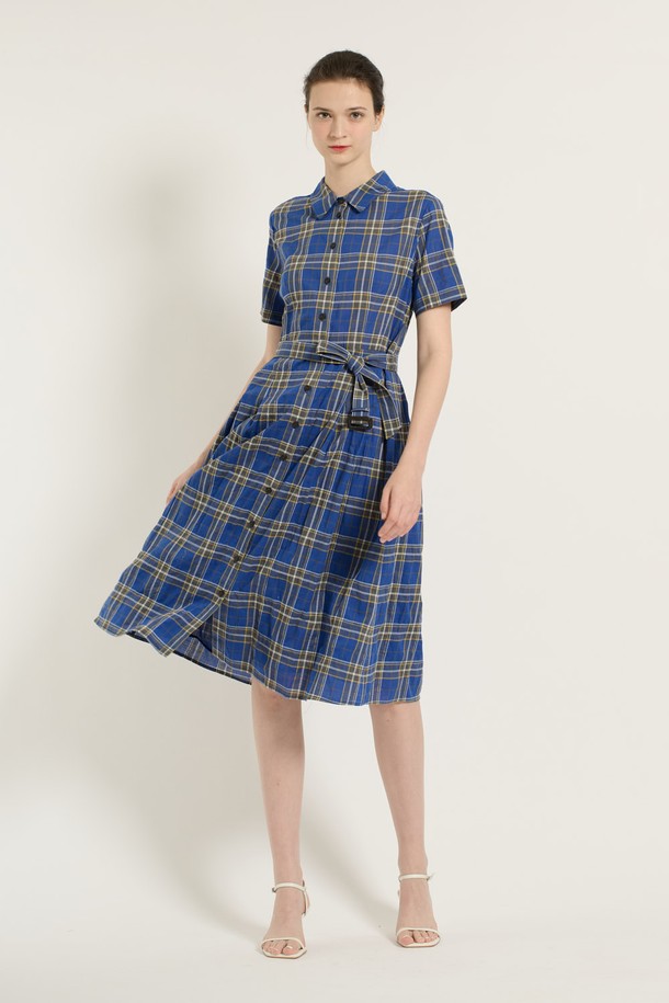 여성스러운 매력을 더해줄 [25SU] 턱 체크 원피스 - DARK BLUE B5B4O62754입니다. 다크 블루 컬러의 체크 패턴과 셔츠 칼라 디자인이 캐주얼하면서도 세련된 분위기를 연출합니다. A라인 플레어 치마와 루즈핏으로 편안한 착용감을 선사하며, 벨트 디테일로 허리 라인을 강조하여 더욱 돋보이는 실루엣을 완성합니다. 여름철 일상에서 시원하게 즐길 수 있는 반소매 원피스입니다.
