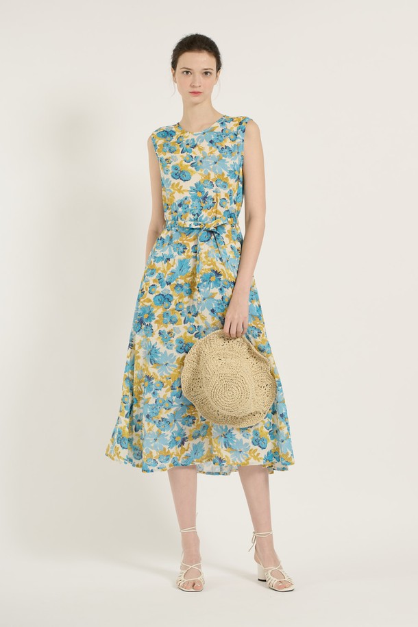 [25SU] 플라워 아사 원피스는 시원한 착용감의 아사 원단을 사용하여 여름철에도 쾌적하게 입을 수 있는 여성용 원피스입니다. 우아하고 화려한 플라워 패턴과 A라인 플레어 치마, 그리고 여유로운 핏으로 편안하면서도 여성스러운 실루엣을 연출합니다. 라운드넥 민소매 디자인에 벨트가 포함되어 있어 다양한 스타일링이 가능하며, 부드러운 촉감과 얇은 두께로 시원하게 즐길 수 있습니다.
