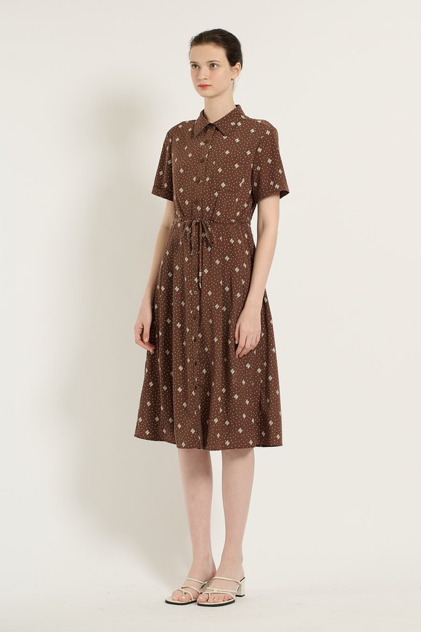 [25SU] 프린트 스트링 원피스 - BROWN B5B5O63974는 여성용 셔츠형 원피스로, 여름 계절에 어울리는 얇은 두께감과 A라인 플레어 치마핏을 갖췄습니다. 브라운 컬러 바탕에 도트 패턴 프린트가 돋보이며, 반소매 디자인과 허리 스트링으로 캐주얼한 무드를 연출합니다. 카라 네크라인과 레귤러핏으로 편안하게 착용할 수 있습니다.
