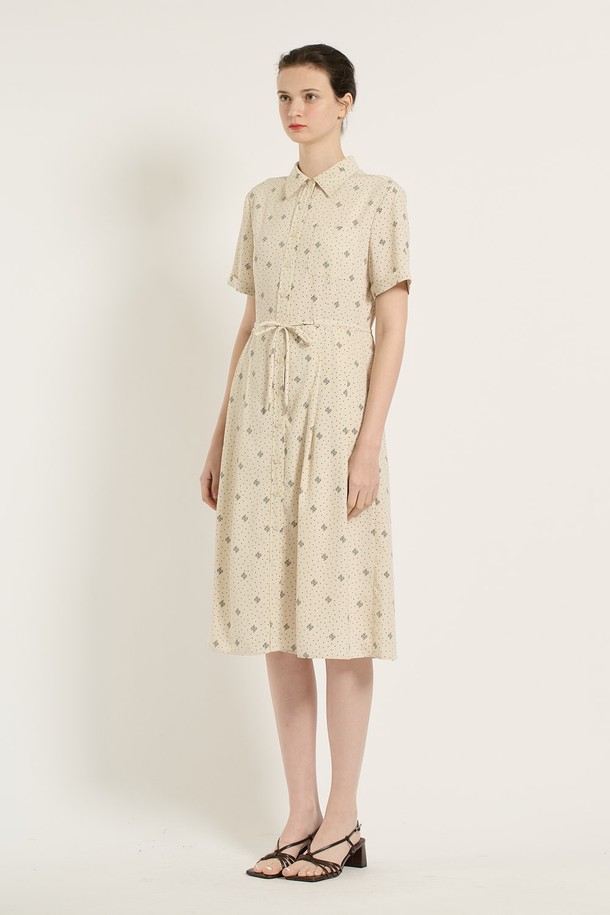 크림 컬러의 여성용 [25SU] 프린트 스트링 원피스입니다. 플라워 패턴의 플레어 A라인 스커트와 반소매 디자인, 얇은 두께감으로 시원한 여름 스타일을 연출합니다. 캐주얼한 무드에 카라 네크라인과 스트링 디테일로 포인트를 더한 레귤러핏 프린트 원피스입니다.
