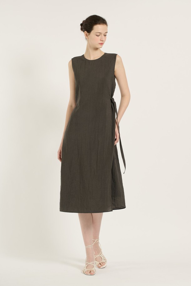 [25SU] 다크 그레이 랩 원피스는 부드럽고 시원한 레이온, 나일론, 마 혼방 소재로 제작되어 여름철에도 편안하게 착용할 수 있습니다. 슬림 핏 라운드넥 디자인에 허리 슬림 디자인과 옆 매듭 장식이 더해져 세련되고 우아한 분위기를 연출하며, 랩 스타일 치마가 여성스러운 실루엣을 강조합니다. 민소매 디자인과 캠 디테일이 시원함을 더하고, 안감(폴리에스터)으로 편안한 착용감을 선사하여 일상 또는 특별한 날 모두 활용하기 좋습니다.
