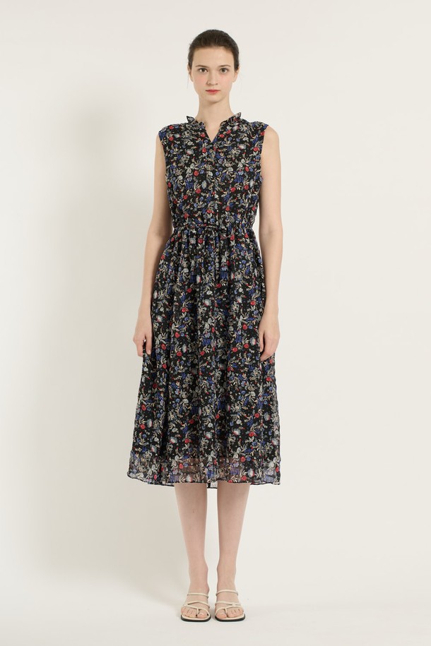 [25SU] 플라워 엠보 민소매 원피스는 여성스러운 스타일을 연출해주는 여름용 원피스입니다. 부드러운 폴리에스터 소재에 엠보 플라워 패턴이 돋보이며, 슬림핏과 브이넥 디자인으로 여성스러운 실루엣을 강조합니다. 허리 라인을 잡아주고 밑단 플레어로 여성스러움을 더하며, 시원한 착용감을 선사합니다.
