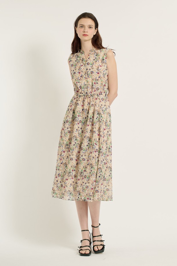 [25SU] 플라워 엠보 민소매원피스는 가볍고 시원한 폴리에스터 소재로 제작되어 여름철에도 쾌적하게 착용할 수 있습니다. 우아하고 엘레강스한 분위기를 연출하는 A라인 플레어 핏의 민소매 원피스로, 허리 주름 디테일과 넉넉한 스커트 길이가 여성스러운 실루엣을 완성합니다. 엠보 플라워 패턴과 부드러운 촉감, 라운드넥 디자인으로 편안하면서도 세련된 스타일을 연출하며, LIGHT BEIGE와 BLACK 두 가지 색상으로 제공됩니다.
