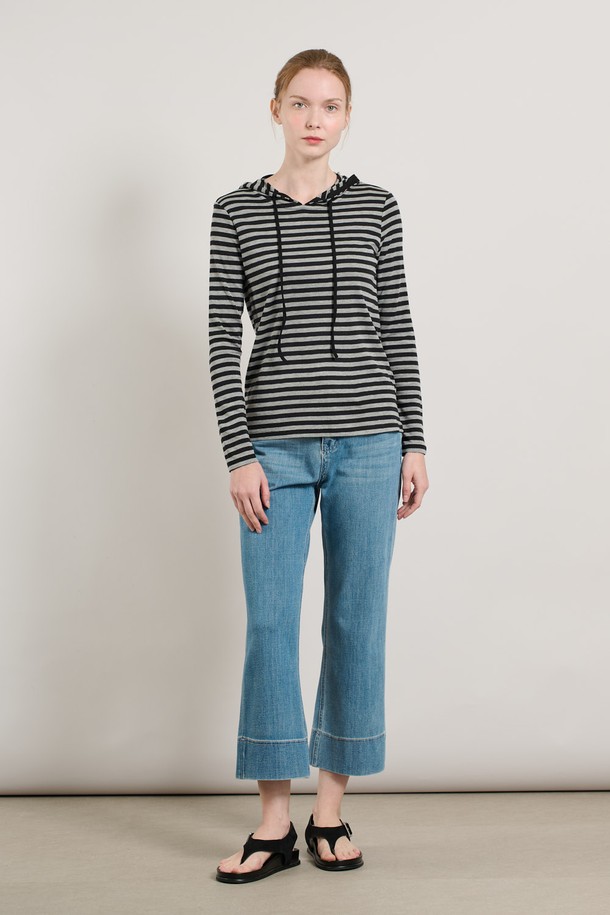 "[25FA] 스트라이프 후드 져지 - LIGHT M GRAY"는 가을에 어울리는 여성용 후드 티셔츠입니다. 캐주얼, 클래식, 미니멀 스타일을 모두 아우르는 디자인으로 가을 나들이룩이나 집콕룩에 적합합니다. 부드러운 촉감의 라이트 M 그레이 컬러에 스트라이프 패턴이 더해져 세련된 느낌을 줍니다. 레이온, 아크릴, 캐시미어, 폴리우레탄, 모, 견 등의 고급 소재 혼방으로 제작되어 편안하면서도 고급스러운 착용감을 선사합니다. 후드 조임끈과 소매, 밑단의 깔끔한 마감 처리로 완성도를 높였습니다.
