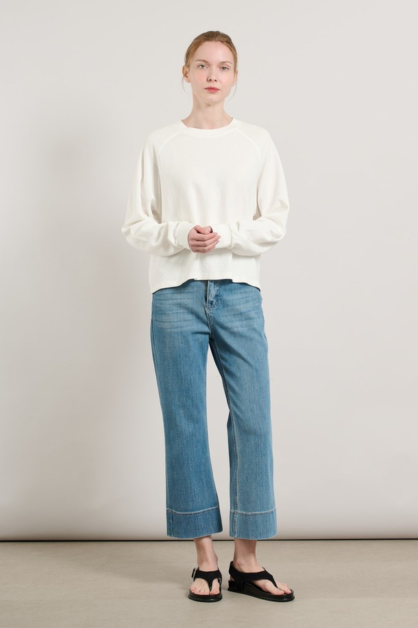 [25FA] 맨투맨 라운드 져지 - SNOW WHITE (스노우 화이트) A5F7X40711는 여성용 상의 맨투맨입니다. 가을, 겨울 데일리룩과 가을 나들이룩에 적합하며, 베이직하고 미니멀한 스타일을 연출합니다. 면 90%와 나일론 10% 혼방 소재로 제작되어 부드러운 촉감을 자랑하며, 레귤러핏 라운드넥 디자인입니다. 긴 소매 기장과 손목 및 허리 부분 마감 처리가 특징이며, 일상복으로 편안하게 착용할 수 있습니다.
