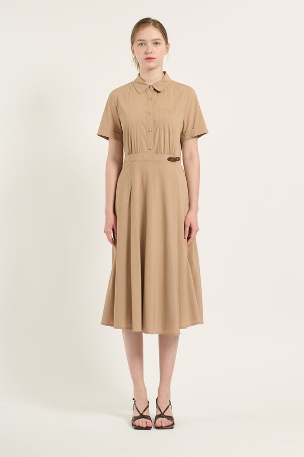[25SU] 셔츠형 랩원피스는 다크 베이지 및 다크 그레이 컬러로 출시된 여성용 셔츠형 원피스입니다. 레이온, 나일론, 폴리우레탄, 폴리에스터 혼방 소재로 제작되어 부드러운 촉감과 얇은 두께감으로 여름철 데일리 및 포멀룩에 적합합니다. A라인 핏, 셔츠칼라, 반소매 디자인에 벨트, 주름, 소매 버튼, 서스펜더 디테일을 더해 클래식하면서도 모던한 스타일을 연출합니다.
