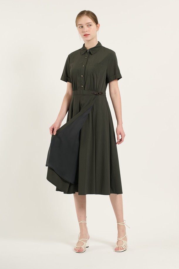 [25SU] 셔츠형 랩 원피스는 다크 그레이와 다크 베이지 두 가지 색상으로 출시된 여성용 여름 원피스입니다. 부드러운 촉감의 레이온, 나일론, 폴리우레탄, 폴리에스터 혼방 소재로 제작되었으며, 셔츠 칼라, 반소매, 허리 라인 강조, 랩 스타일, 버튼 및 포켓 디테일이 특징입니다. A라인 핏에 안감이 있어 시크하고 캐주얼하며 우아한 스타일을 연출할 수 있습니다.
