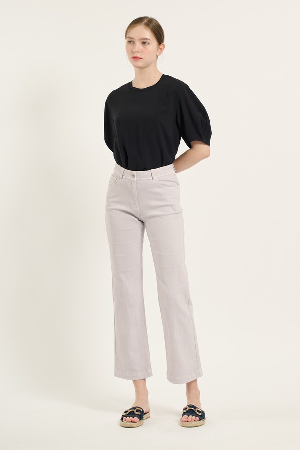 [25SU] 파스텔 컬러워싱 데님팬츠 - LIGHT VIOLET은 여름 시즌을 위한 여성 데님팬츠입니다. 라이트 바이올렛과 올리브 두 가지 컬러로 출시되었으며, 유니크하면서도 세련된 스타일을 연출합니다. 크롭 기장의 스트레이트 핏으로 제작되었으며, 부드러운 촉감과 뛰어난 탄력성으로 편안한 착용감을 제공합니다. 워싱 디테일이 돋보이며 높은 활용도를 자랑합니다.
