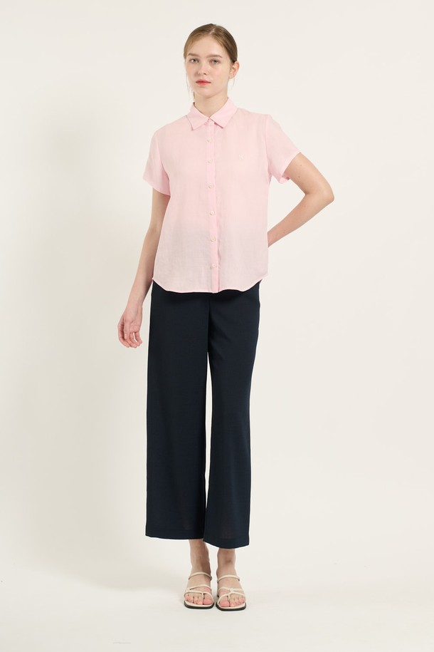 [25SU] 린넨 캡소매 셔츠 - LIGHT PINK는 시원한 린넨과 면 혼방 소재로 제작되어 여름철 데일리룩에 적합합니다. 부드러운 촉감과 얇은 두께감으로 편안한 착용감을 선사하며, 캡소매 디자인과 베이직한 스타일이 특징입니다. 단독 착용은 물론 레이어드 스타일링까지 가능하며, 셔츠칼라와 버튼 디테일로 포인트를 더했습니다.
