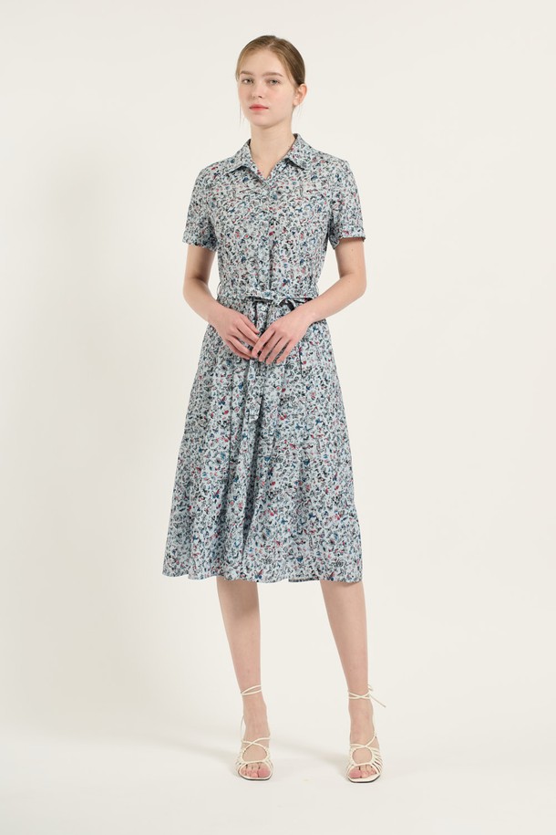 [25SU] M BLUE 플라워 프린트 핏앤플레어 원피스는 시원한 여름을 위한 여성스러운 플레어 원피스입니다. 부드러운 폴리에스터 소재와 안감 처리로 편안한 착용감을 선사하며, 허리 스트랩으로 핏을 조절하여 우아한 실루엣을 연출할 수 있습니다. 카라 네크라인과 반소매 디자인, 플라워 패턴이 어우러져 데일리룩은 물론 특별한 날에도 돋보이는 스타일을 완성합니다.
