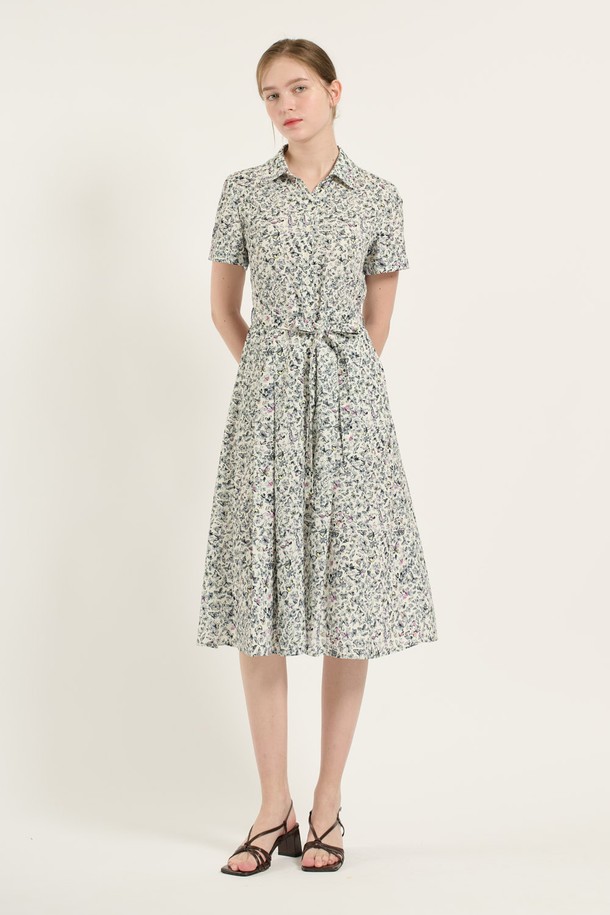 아이보리 컬러의 [25SU] 프린트 핏앤플레어 원피스는 부드러운 폴리에스터 소재로 제작되어 편안한 착용감을 선사합니다. 허리 벨트 디테일과 허리선 스트링으로 우아한 실루엣을 연출하며, 소매와 스커트의 플레어 디테일이 여성스러운 매력을 더합니다. 데일리룩은 물론 특별한 날에도 돋보이는 스타일을 완성해보세요.
