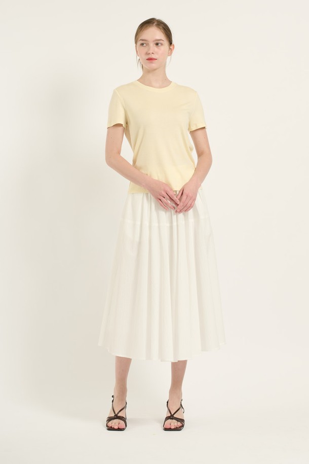 [25SU] 뒷 절개 울스판 티셔츠는 부드러운 촉감과 뛰어난 신축성을 자랑하는 여성용 티셔츠입니다. 라운드넥에 레귤러핏으로 편안하게 착용 가능하며, 여름철 시원하게 입을 수 있는 얇은 두께의 반소매 티셔츠입니다. 뒷 절개 포인트 디테일과 깔끔한 마감으로 미니멀한 스타일을 연출하며, 크림과 다크 브라운 두 가지 색상으로 만나보세요.
