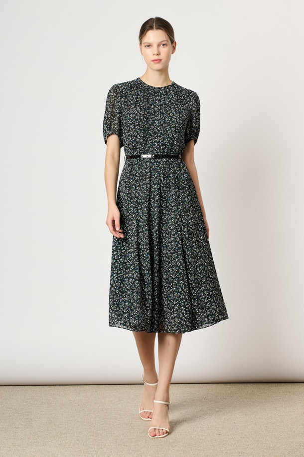 [25FA] 벨티드 플레어 원피스 - BLACK은 우아하고 세련된 스타일을 연출하는 여성용 원피스입니다. 블랙 컬러의 폴리에스터 소재로 제작되어 부드러운 촉감을 선사하며, 플로럴 패턴이 은은하게 포인트를 더합니다. 라운드넥과 반소매 디자인, 벨트 디테일이 여성스러운 실루엣을 강조하며, 볼륨감 있는 소매가 특징입니다. 격식 있는 자리나 데일리 룩으로 활용하기 좋으며, 모임룩, 데이트룩, 하객룩 등 다양한 TPO에 맞춰 클래식, 로맨틱, 미니멀한 스타일을 연출할 수 있습니다. 활동성 좋은 구조로 편안하게 착용 가능하며, 가을 시즌에 어울리는 아이템입니다.
