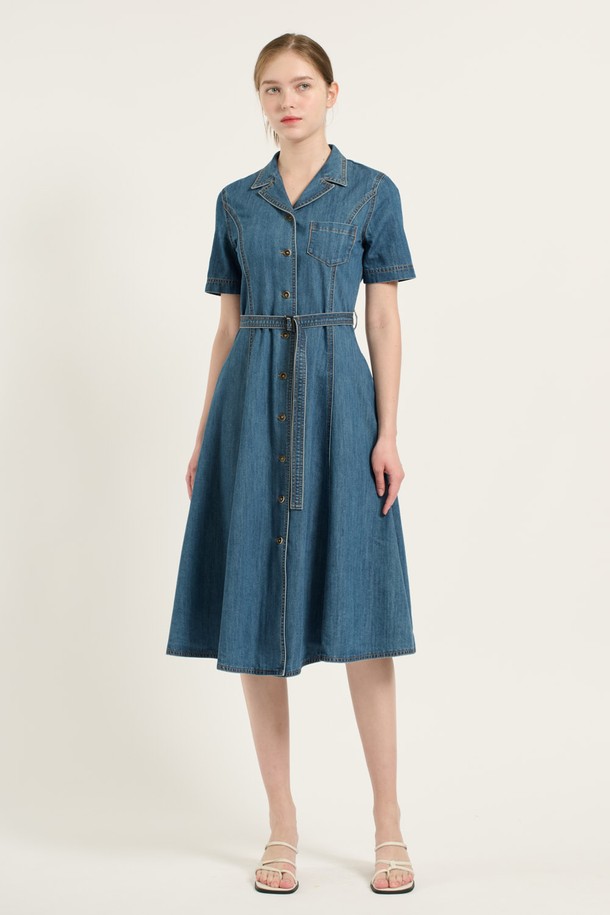 세련된 핏앤플레어 디자인이 돋보이는 [25FA] 인디고 데님 원피스입니다. 면과 폴리에스터 혼방 소재로 제작되어 편안한 착용감을 선사하며, 허리 라인을 강조하는 벨트와 버튼 디테일이 클래식하고 세련된 무드를 더합니다. 플레어 스커트와 반소매 디자인으로 데일리룩에 활용하기 좋으며, 포켓으로 실용성을 높였습니다.
