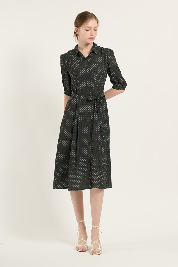 [25FA] 셔츠형 플레어 벨티드 원피스 - KHAKI (카키) B5C7O67145는 우아하고 세련된 스타일을 연출하는 여성 셔츠형 원피스입니다. 7부 소매 기장과 셔츠 칼라 디자인이 특징이며, 허리 벨트 디테일이 더해져 슬림핏을 강조합니다. 자연스러운 플레어 라인과 안감 처리가 편안한 착용감을 선사하며, 사계절 내내 활용 가능한 실용적인 아이템입니다. 데이트룩, 모임룩, 오피스룩 등 다양한 TPO에 매치하여 클래식, 미니멀, 시크한 무드를 연출할 수 있습니다. 폴리에스터 소재로 제작되어 관리가 용이합니다.
