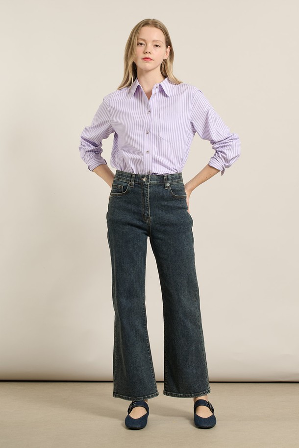 [25FA] 밴딩 워싱 데님 - 다크 블루 A5F8P35354는 여성용 데님 팬츠입니다. 다크 블루 컬러의 워싱 처리된 면, 폴리우레탄 혼방 소재로 제작되었으며, 가을 시즌에 데일리룩 또는 가을 나들이룩으로 활용하기 좋습니다. 허리 부분 밴딩으로 편안한 착용감을 제공하며, 와이드 핏 디자인이 다리 라인을 슬림하게 연출합니다. 클래식, 미니멀, 캐주얼 스타일을 모두 소화할 수 있으며, 빈티지한 매력의 디테일이 돋보입니다.
