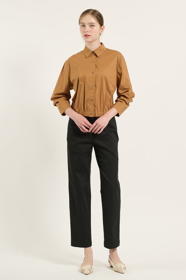 [25FA] 밑단 밴딩 셔츠는 캐주얼하고 미니멀한 스타일을 추구하는 여성 고객을 위한 크롭 기장의 셔츠입니다. 부드러운 면 소재로 제작되어 봄, 가을에 얇게 입기 좋으며, 차이나칼라와 긴 소매 디자인으로 깔끔한 느낌을 줍니다. 밑단 밴딩 디테일이 있어 활동성을 높였으며 루즈핏으로 편안하게 착용 가능합니다. 데이트룩, 카페룩과 같은 TPO에 적합하며, 베이직한 디자인으로 다양한 스타일링에 활용하기 좋습니다.
