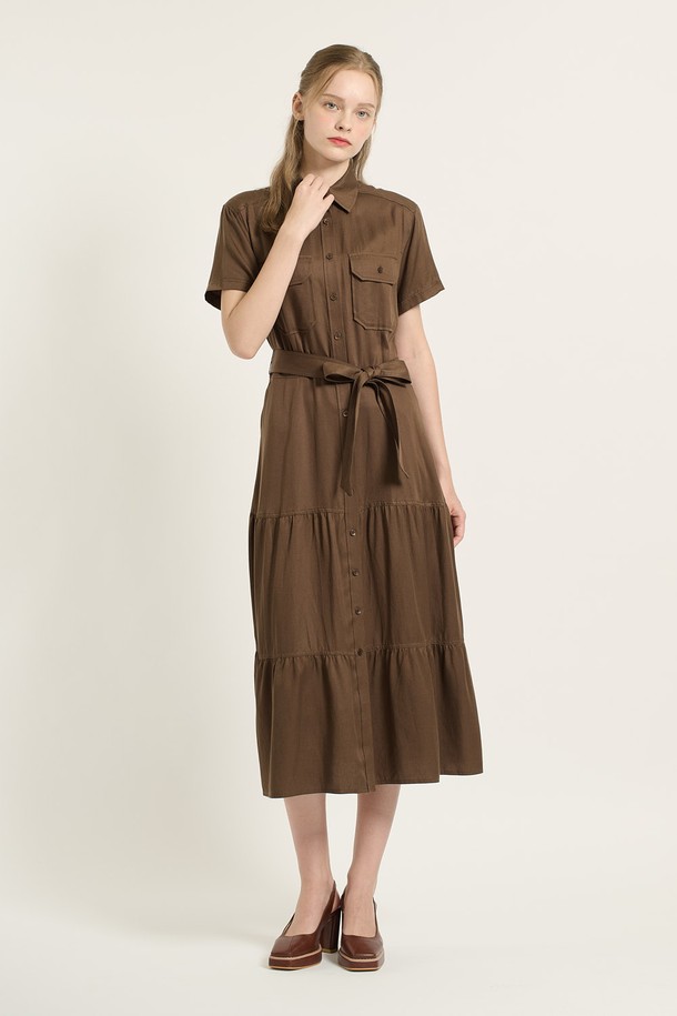 [25FA] 카라형 캉캉 셔링 원피스 - 브라운 (BROWN B5C7O60174)는 여성스러운 실루엣을 연출하는 가을 데일리 [셔링] 원피스입니다. 부드러운 레이온 소재로 제작되어 편안한 착용감을 선사하며, 클래식한 무드를 더하는 카라 디자인과 앞단 버튼 디테일이 특징입니다. 허리 벨트가 포함되어 있어 슬림한 핏을 연출할 수 있으며, 캉캉 셔링 디테일이 로맨틱한 분위기를 자아냅니다. 데이트룩, 카페룩, 모임룩 등 다양한 TPO에 활용하여 클래식하고 미니멀하며 로맨틱한 스타일을 완성해보세요.
