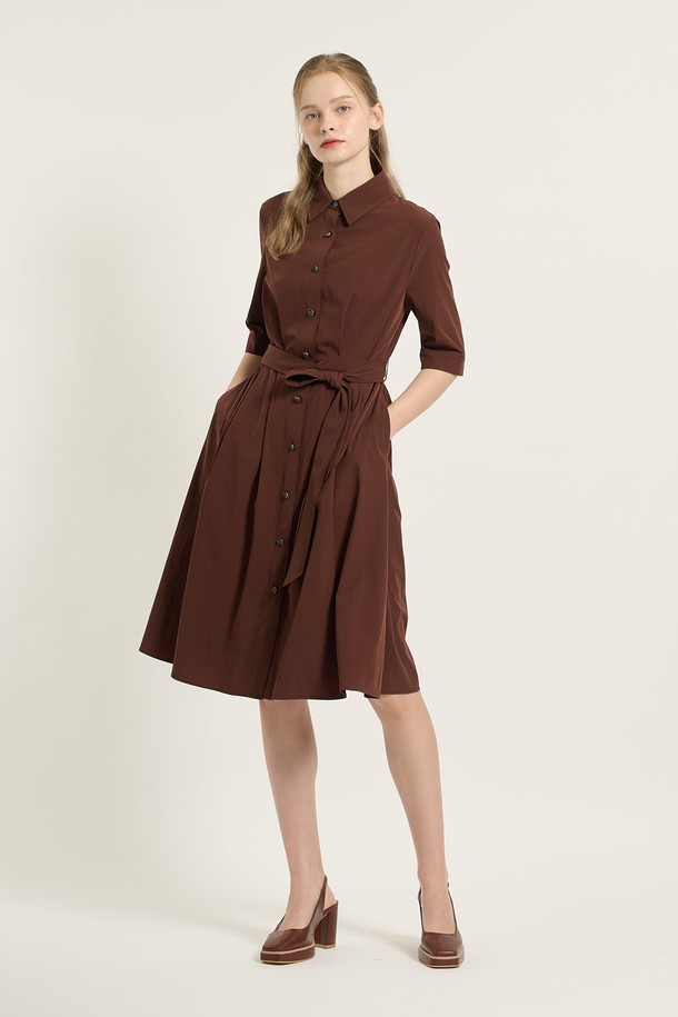 [25FA] 카라형 플레어 원피스 - 다크 브라운 B5C7O67275는 여성스러운 분위기를 연출하는 데이트룩, 카페룩, 모임룩에 어울리는 원피스입니다. 클래식, 미니멀, 걸리시 스타일을 모두 아우르며, 가을 시즌에 적합한 반소매 디자인입니다. 다크 브라운 컬러의 무지 원피스로, 카라 디테일과 벨트, 버튼 장식이 특징입니다. 플레어핏의 플레어 스커트 라인으로 여성스러운 실루엣을 강조하며, 일상에서 편안하게 착용할 수 있습니다.
