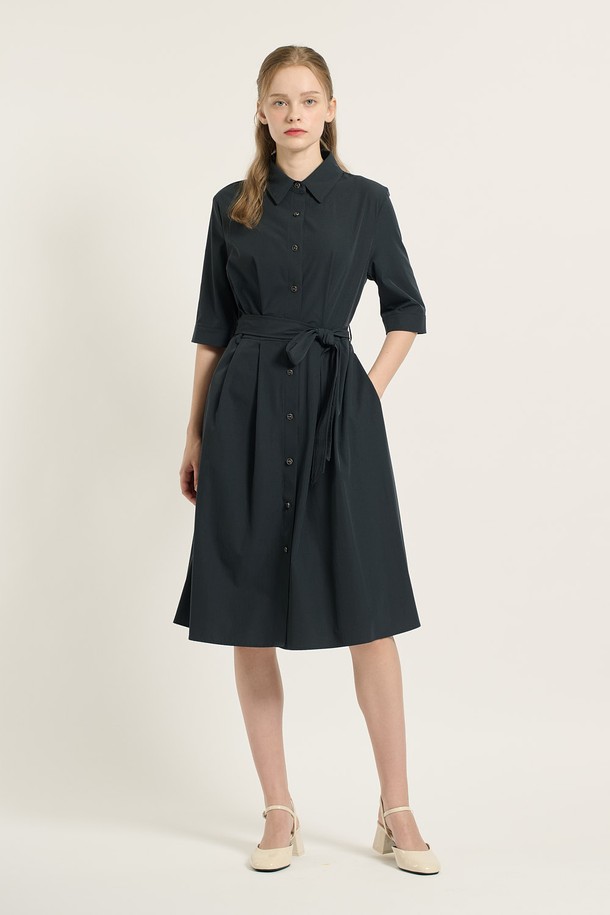 [25FA] 카라형 플레어 원피스 - 다크 네이비 B5C7O67256는 우아하고 세련된 스타일을 연출하는 여성용 원피스입니다. 다크 네이비와 다크 브라운 두 가지 색상으로 제공되며, 얇은 두께감과 신축성 있는 소재로 가을에 적합합니다. 카라 디테일과 플레어 핏이 여성스러운 실루엣을 강조하며, 벨트 디테일로 허리 라인을 더욱 돋보이게 할 수 있습니다. 일상, 데이트, 모임 등 다양한 TPO에 활용 가능하며, 과감한 액세서리와 함께 클래식, 미니멀, 로맨틱 스타일을 연출해 보세요.
