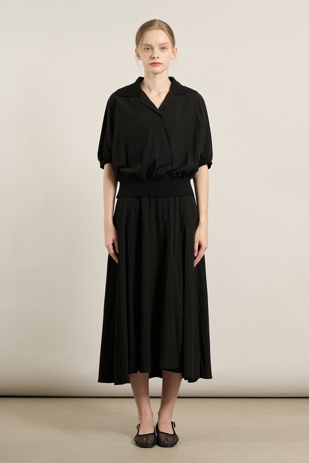 [25FA] 니트 배색 블라우스 셋업 원피스 - BLACK A5F7O68399는 여성스러운 핏과 모던한 스타일을 연출하는 블라우스 셋업 원피스입니다. 가을 시즌에 어울리는 중간 두께감의 니트 소재로 제작되었으며, 부드러운 촉감을 선사합니다. 블랙과 브라운 컬러의 배색 포인트가 돋보이며, 셔링 디테일이 더해져 체형 커버 효과를 줍니다. V넥 라인과 긴 소매 디자인으로 데이트룩, 모임룩 등 다양한 TPO에 활용 가능합니다. 클래식, 미니멀, 로맨틱 스타일을 즐겨 입는 분들께 추천합니다.
