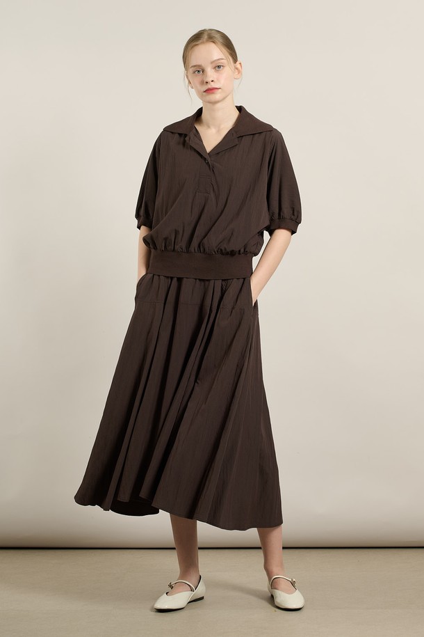 [25FA] 니트 배색 블라우스 셋업 원피스는 브라운 컬러의 여성 의류로, 가을에 어울리는 세련되고 우아한 스타일을 연출합니다. 레이온과 나일론 혼방 소재로 제작되어 부드러운 촉감을 선사하며, 브이넥 라인과 반소매 디자인이 특징입니다. 블라우스와 스커트가 셋업으로 구성되어 플레어 치마핏과 릴렉스핏으로 편안하게 착용 가능합니다. 허리선 니트 디테일이 돋보이며, 데이트룩, 카페룩, 모임룩 등 다양한 TPO에 맞춰 클래식, 미니멀, 로맨틱 스타일을 완성할 수 있습니다.
