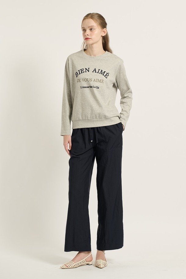 [25FA] 긴팔 맨투맨 티셔츠 - MULTI M GRAY B5C8X42297는 가을 나들이룩에 어울리는 캐주얼, 미니멀, 클래식 스타일의 맨투맨 티셔츠입니다. 부드러운 촉감과 가벼운 착용감을 자랑하며, 루즈핏으로 편안하게 즐길 수 있습니다. MULTI M GRAY 및 DARK RED 두 가지 색상으로 만나볼 수 있으며, 도톰한 두께감으로 따뜻함을 더했습니다. 프랑스어 레터링, 도톰한 밴딩, 소매와 밑단의 특별한 디테일이 세련된 무드를 연출합니다. 폴리에스터, 면, 폴리우레탄 혼방 소재로 제작되어 내구성과 편안함을 동시에 느낄 수 있습니다.
