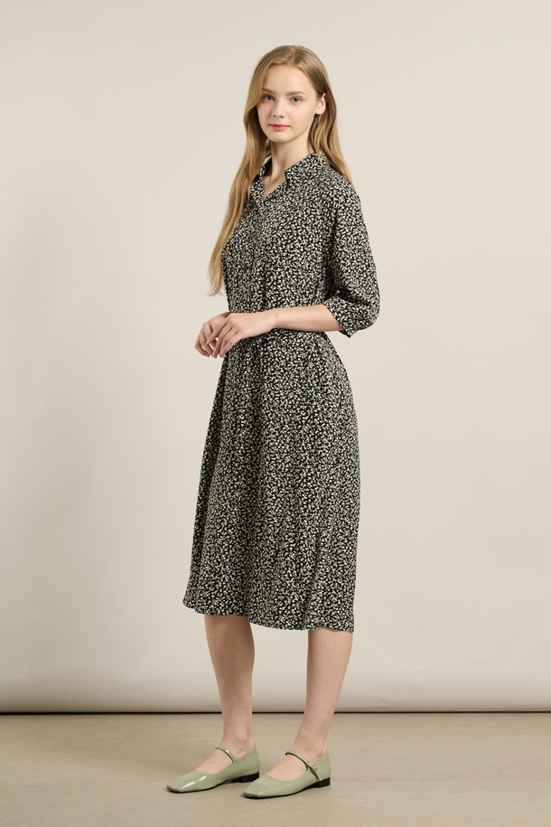 [25FA] 반오픈 뒤밴딩 프린트 원피스 - BLACK A5F8O62599는 캐주얼한 스타일의 여성용 반오픈 원피스입니다. 라운드넥 디자인에 반소매 기장으로, 가을에 어울리는 폴리에스터 소재의 루즈핏 플레어 원피스입니다. 블랙과 브라운 두 가지 색상으로 제공되며, 프린트 무늬가 특징입니다. 뒷부분 밴딩 디테일과 심플한 실루엣으로 허리를 자연스럽게 잡아주어 편안한 착용감과 활동성을 제공합니다. 데이트룩, 카페룩 등 다양한 TPO에 활용 가능하며, 미니멀하고 클래식한 스타일을 연출하기 좋습니다.
