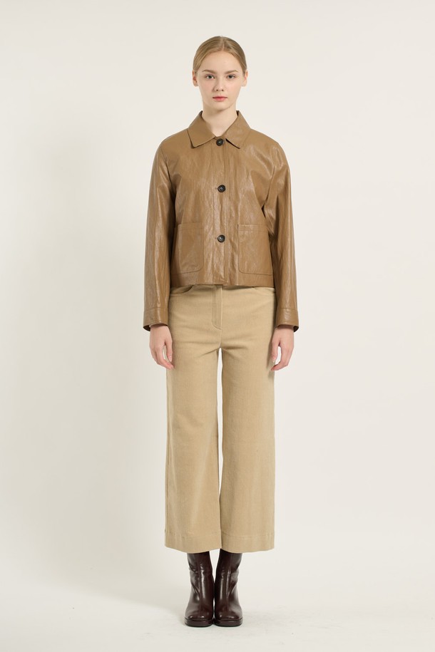 [25WT] 스탠카라 숏 기장 포우 레더 재킷은 여성 의류로, 미니멀하고 모던한 스타일을 연출합니다. 다크 베이지 색상의 인조 가죽 소재로 제작되어 봄, 가을에 적합하며, 숏 기장과 스탠카라 디자인이 특징입니다. 버튼 여밈 방식과 레귤러 핏으로 편안하게 착용할 수 있으며, 포켓 디테일이 더해져 실용성을 높였습니다. 데이트룩, 쇼핑룩 등 다양한 TPO에 활용 가능하며, 미니멀, 클래식, 시크한 스타일을 선호하는 분들께 추천합니다.
