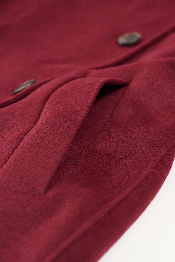 [25WT] 벨티드 핸드메이드 코트는 다크 레드와 블랙 컬러로 출시된 여성용 코트입니다. 가을과 겨울에 어울리는 두꺼운 두께감의 롱 기장 코트로, 클래식하고 엘레강스한 스타일을 연출합니다. 부드러운 촉감의 폴리에스테르, 울, 아크릴, 레이온, 나일론 혼방 소재로 제작되었으며, 싱글 버튼 여밈과 벨트 디테일이 특징입니다. 레귤러 핏으로 허리 라인을 강조하여 여성스러운 실루엣을 완성하며, 오피스룩, 모임룩, 겨울 데일리룩 등 다양한 TPO에 활용 가능합니다. 미니멀하고 시크한 스타일을 선호하는 고객에게 추천합니다.
